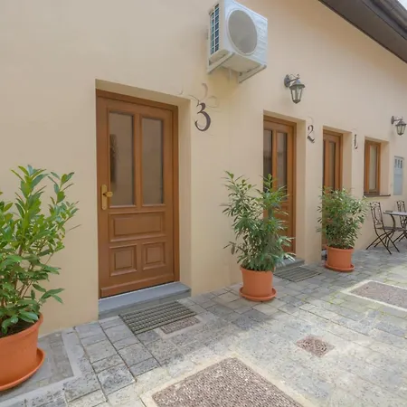 アパート Old Town First Floor リュブリャナ