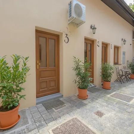 Old Town First Floor Апартаменты